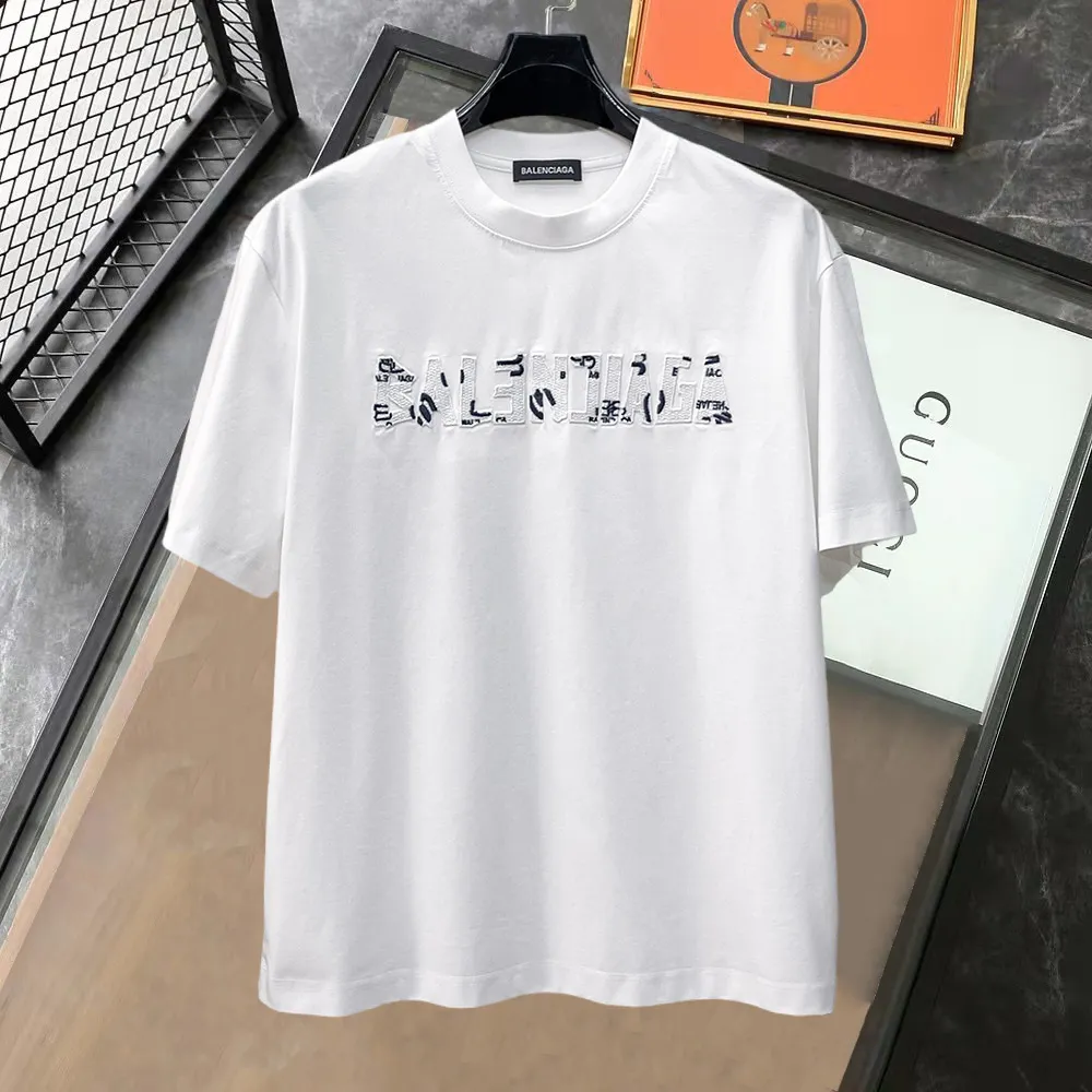 Balenciaga's high-end top-quality products 🐮2026 Spring and Summer New Arrival first counter, the latest New Arrival short-sleeved round neck T-shirt, Premium customized design, avant-garde and fashionable! Brand logo heavy craftsmanship design Premium customized 260g fabric. Soft to the touch. Comfortable to wear. Counter-level exquisite stitching. Fine workmanship. The upper body effect is incomparably handsome! A must-have item for men and women with the same style! Sizes: S~XXL When placing an order, please state your height and weight. The maximum wearing size is 210 pounds (one size larger)